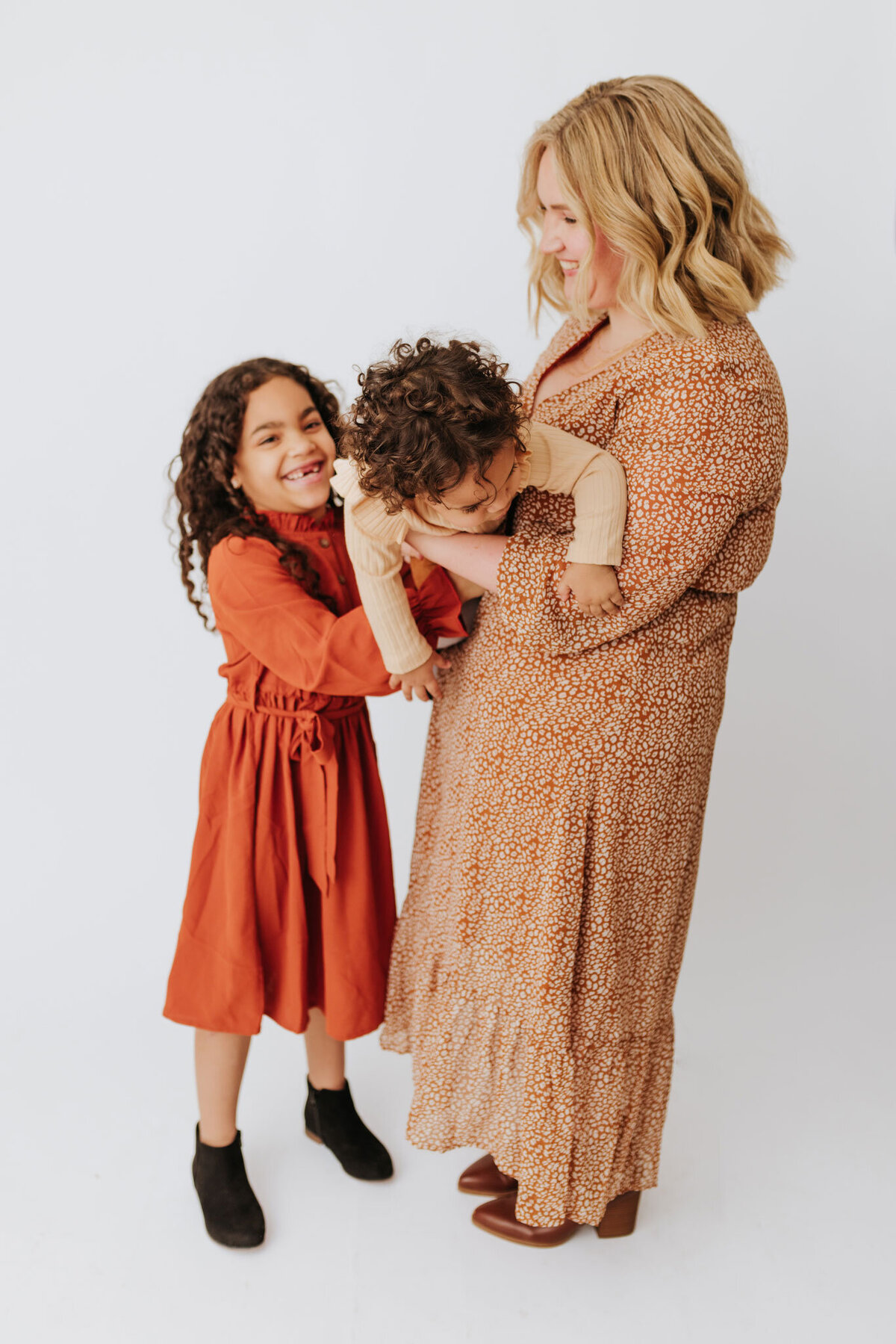 mother-and-children-in-photography-studio