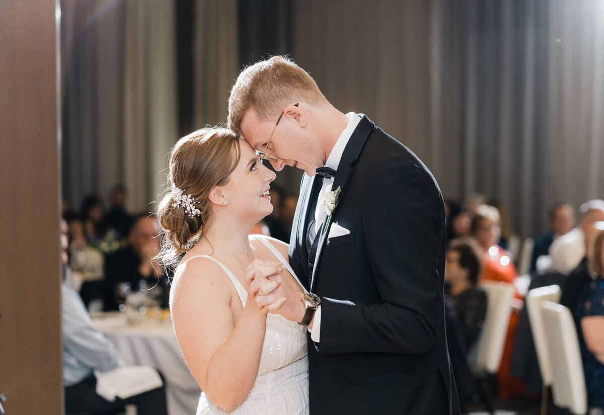 romantic-first-dance-embassy-suites
