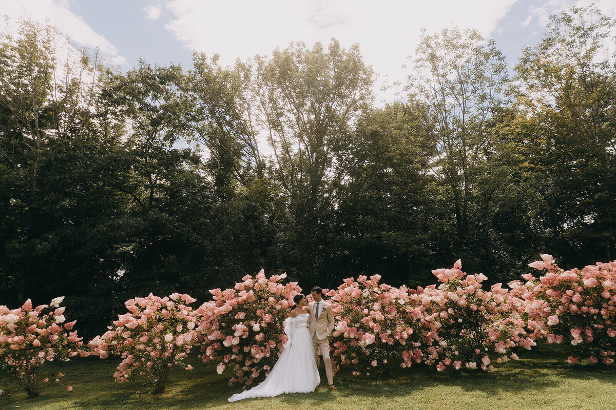 14.bride-groom-outdoor-ceremony-pink-hydrangea-bushes