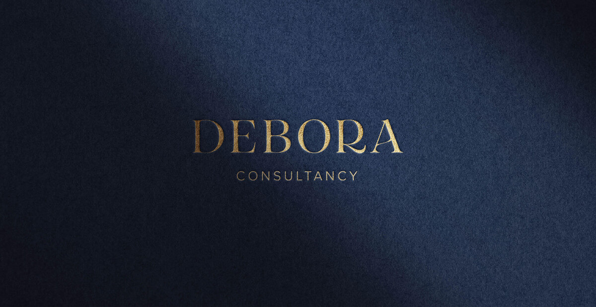 Gouden Logo op Blauwe Achtergrond