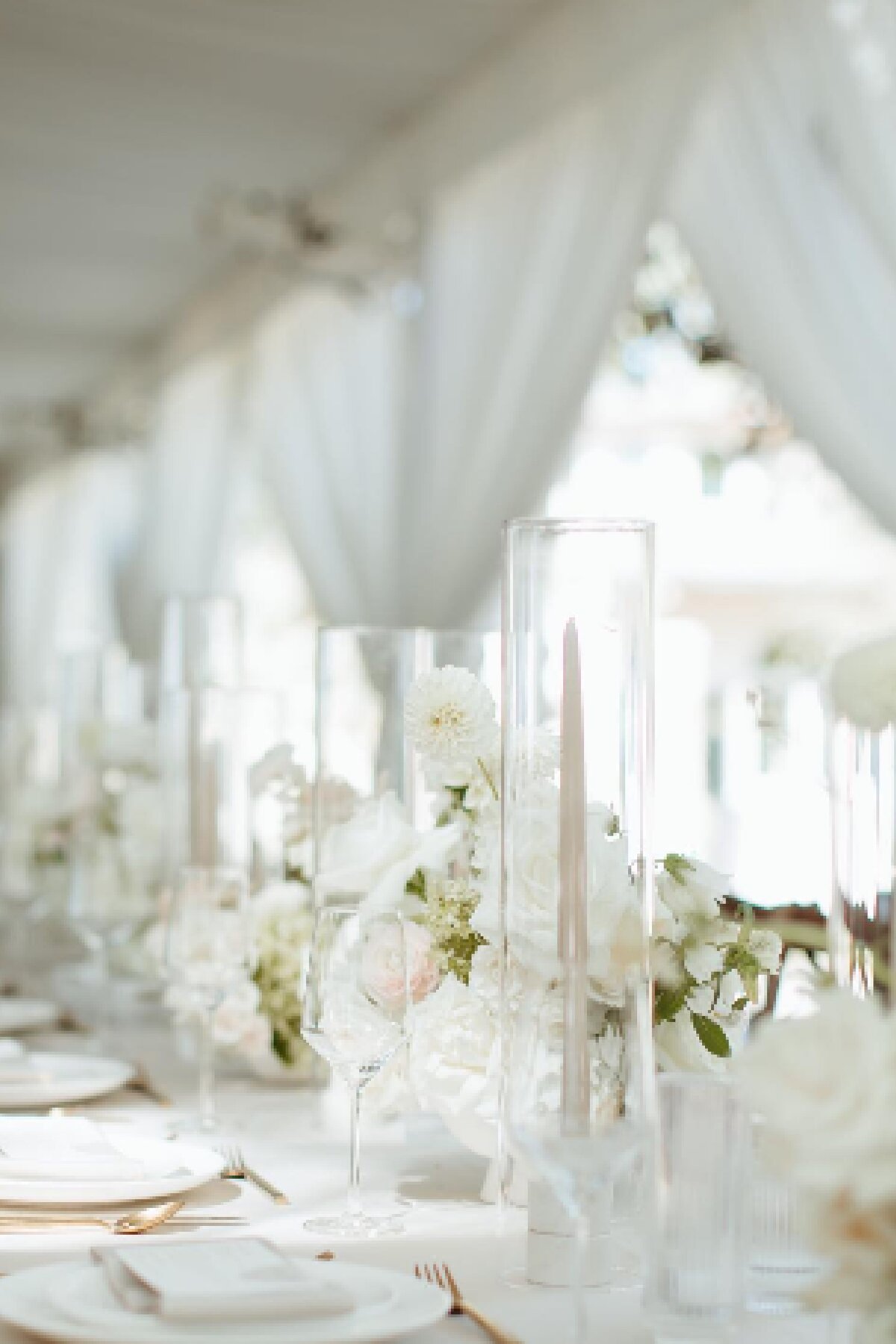 elegant-indoor-wedding-table-decor-with-white-flowers-and-candles