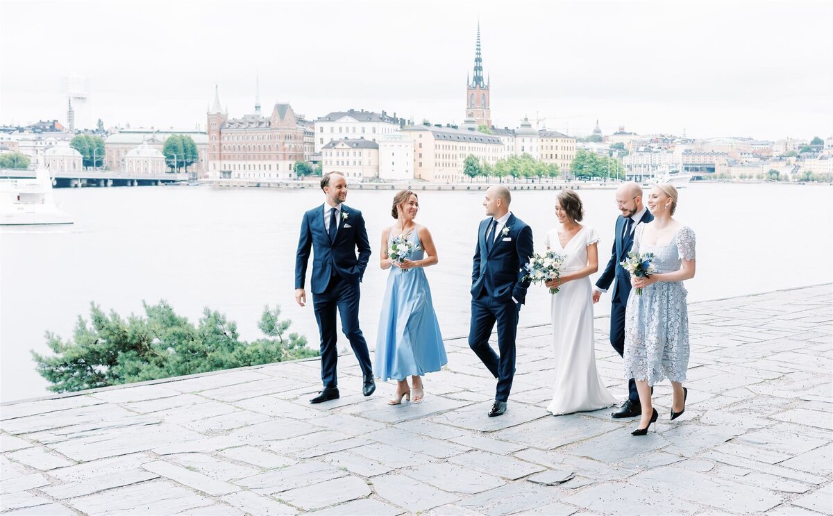 Bröllopsfotograf i Stockholm helloalora Anna Lundgren destination trädgårdbröllop på Rosendals Wärdshus Kungliga Djurgården brudfölje Stockholms stadshus tärnor i olika blåa klänningar