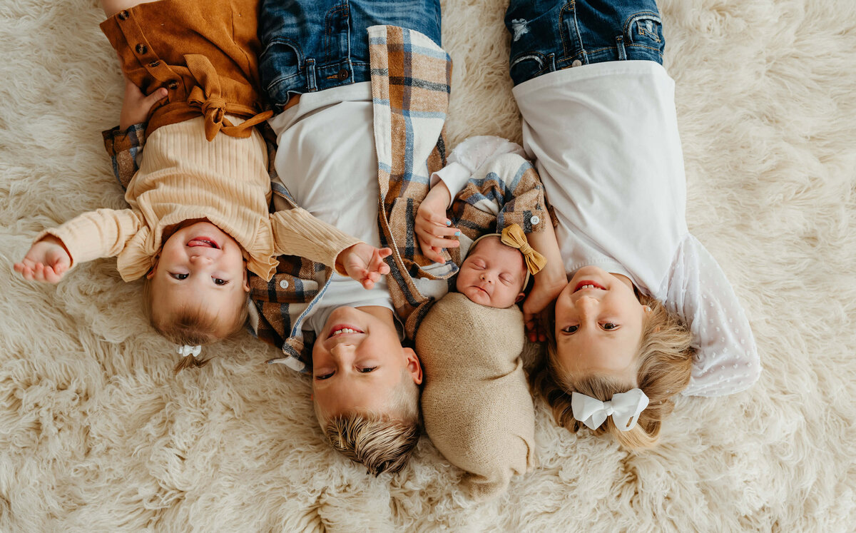 sibling-poses-four-kids