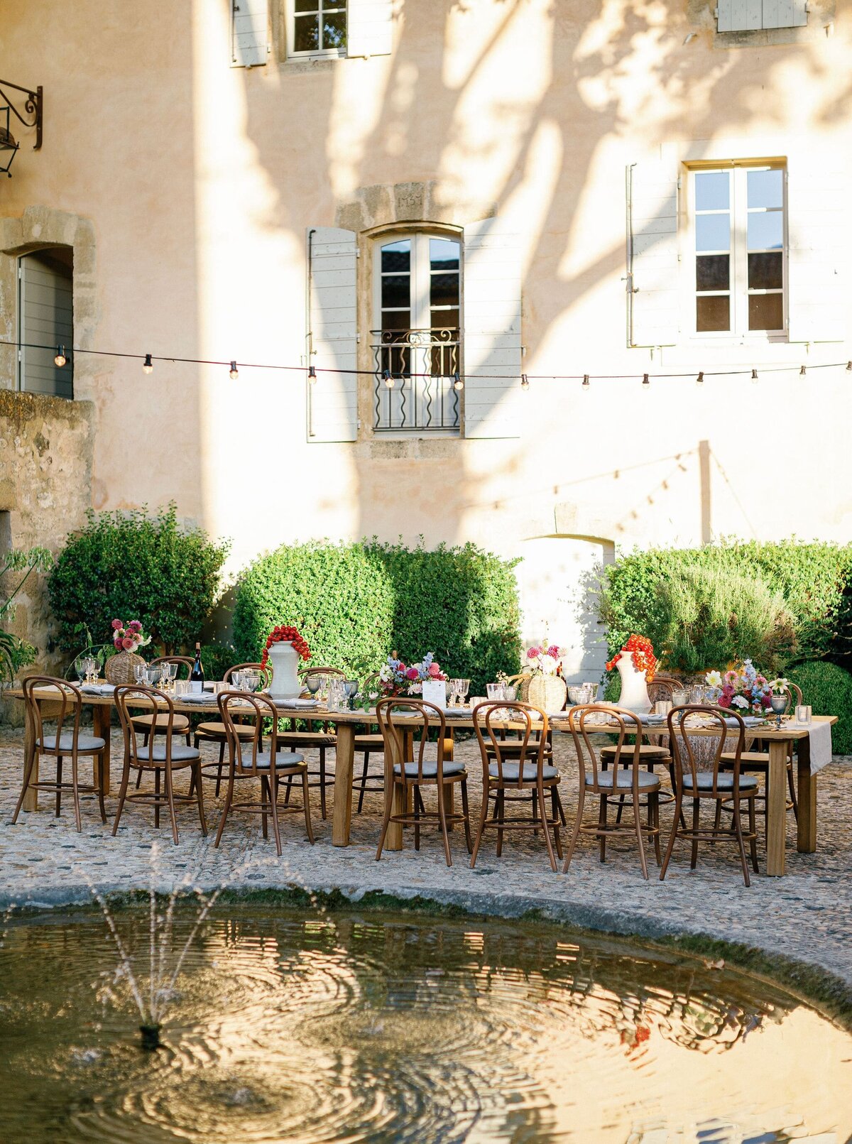 Provence-chateau-dinner-fountain