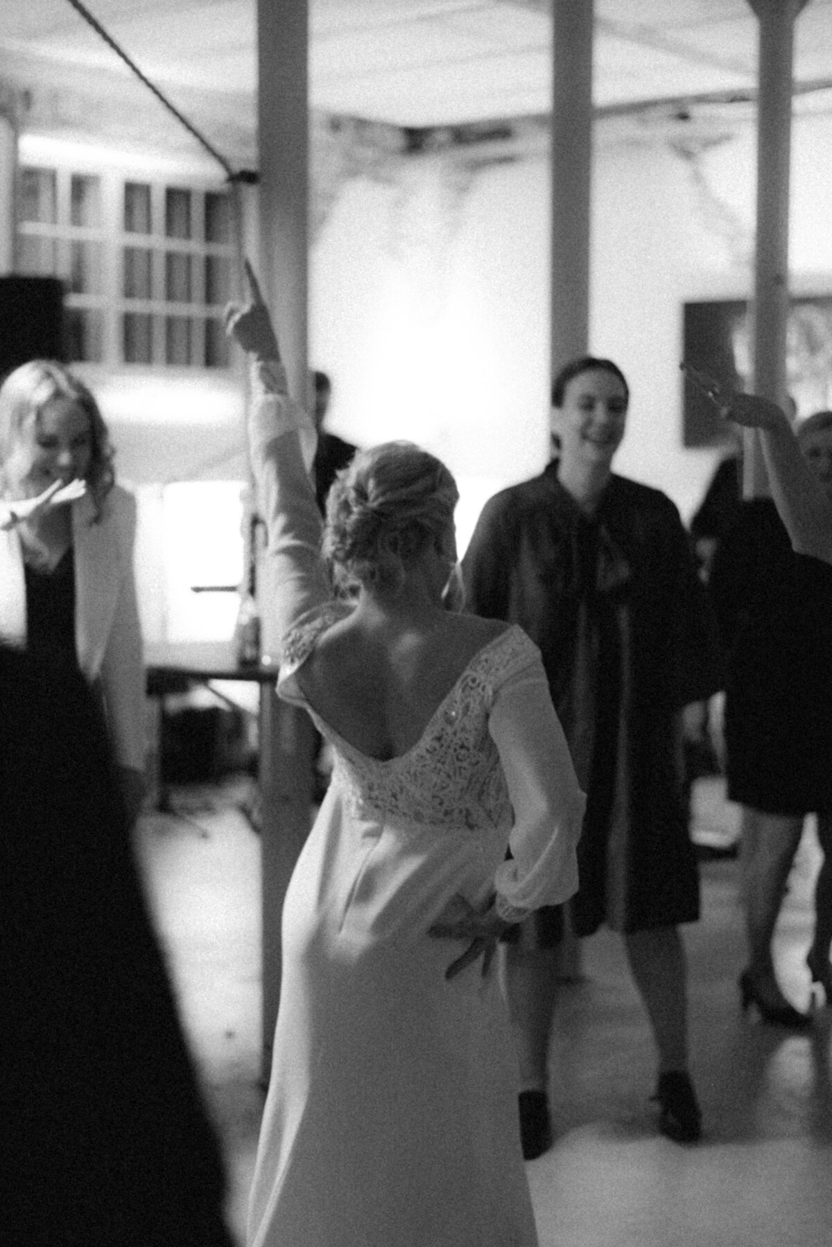 Tunnelmallinen valokuva vieraista tanssimassa hääjuhlassa Oitbackan kartanolla hääkuvaaja Hannika Gabrielssonin kuvaamassa dokumentaarisessa hääkuvassa.