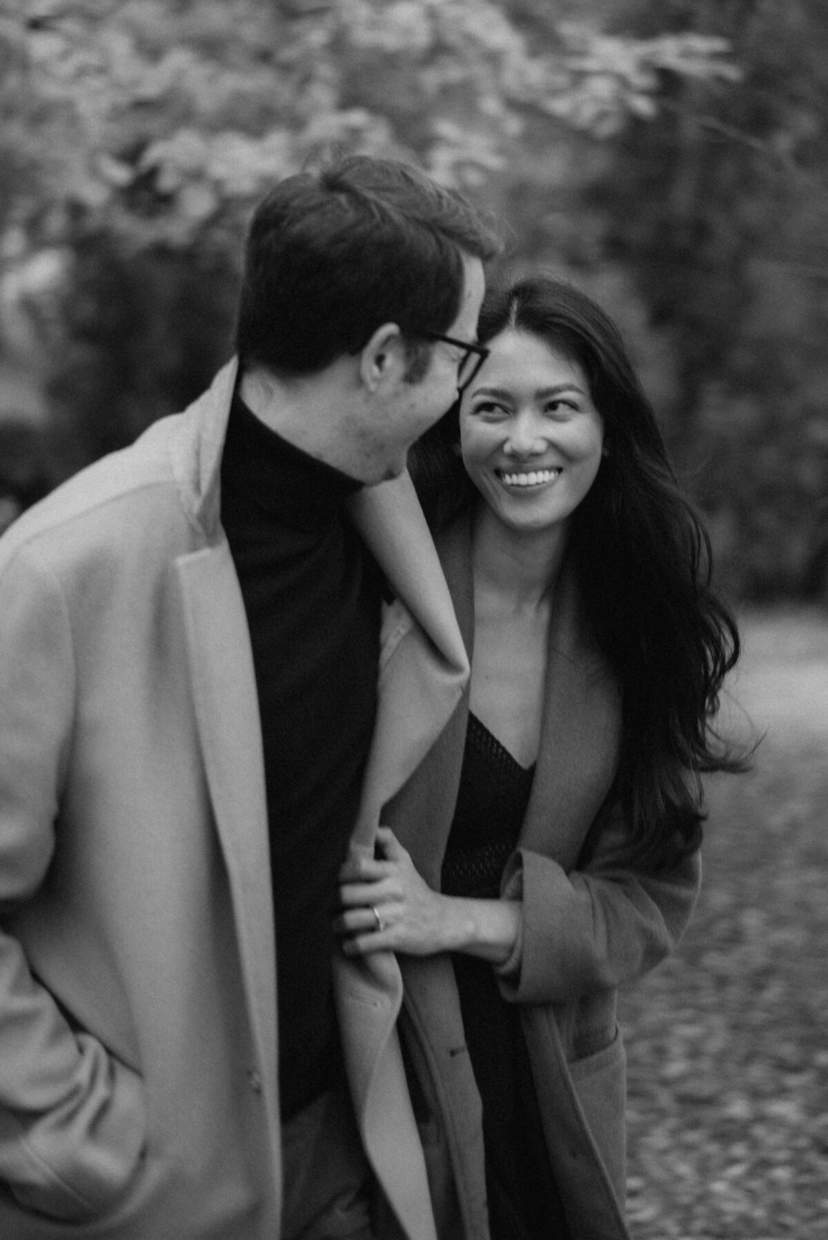 Couple in the park of Mustio Manor on a photography session with photographer Hannika Gabrielsson