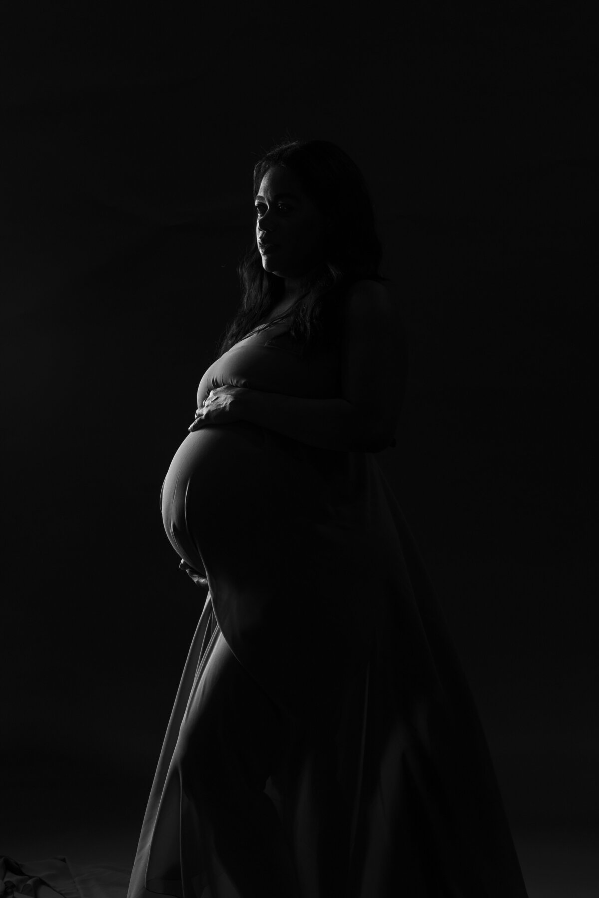 Mom to be shadow posing for maternity shoot