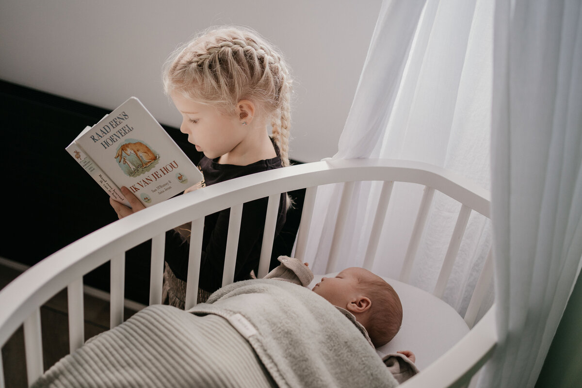 Newbornshoot door Leukfotografie in Amsterdam, Zaandam, Landsmeer, Oostzaan en Purmerend – zachte, liefdevolle babyfoto’s-101