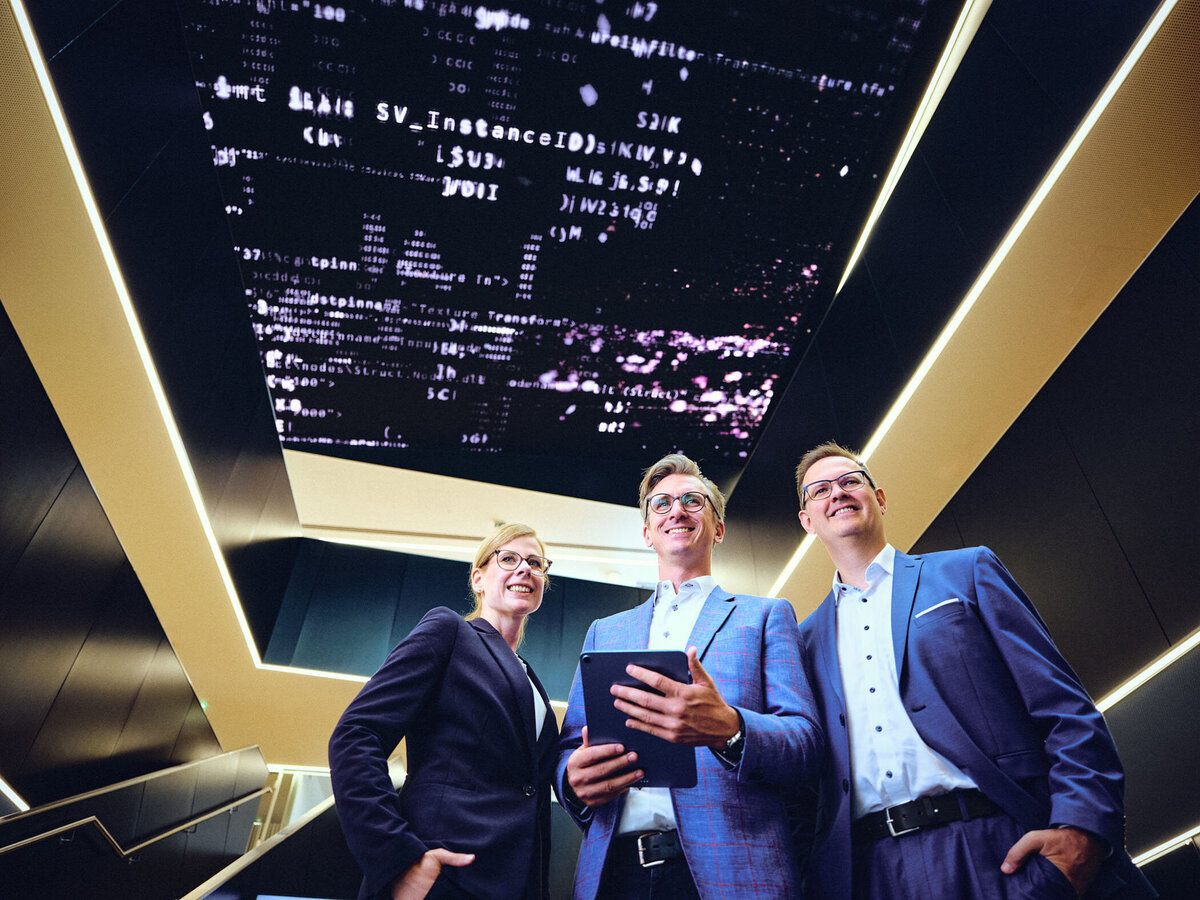 Innovative Businessszene mit Fokus auf IT, Digitalisierung und Teamarbeit – professionell fotografiert von Atelier Schulte in Wien. Corporate Portraits für zukunftsorientierte Unternehmen.