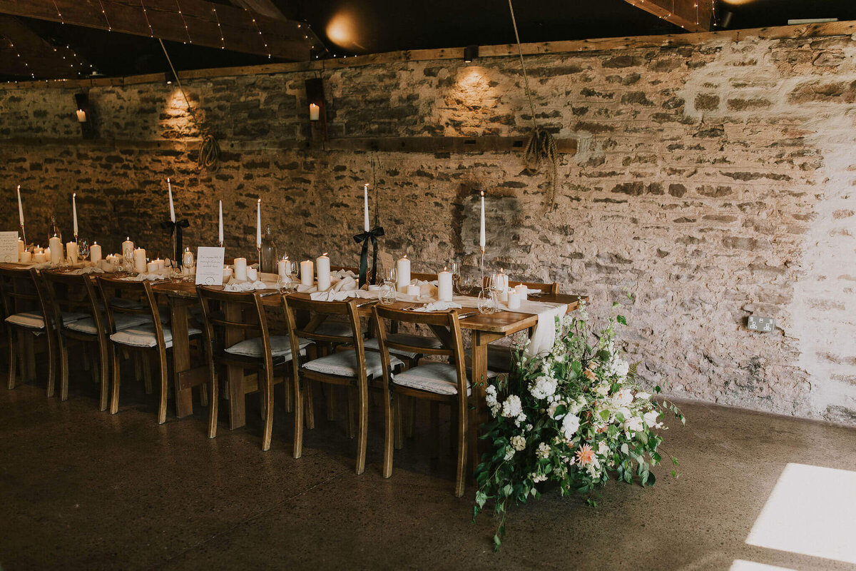 Issy-and-Bella-Floral-Design-Wedding-Florist-Herefordshire-Dewsall-Court-N-Z53