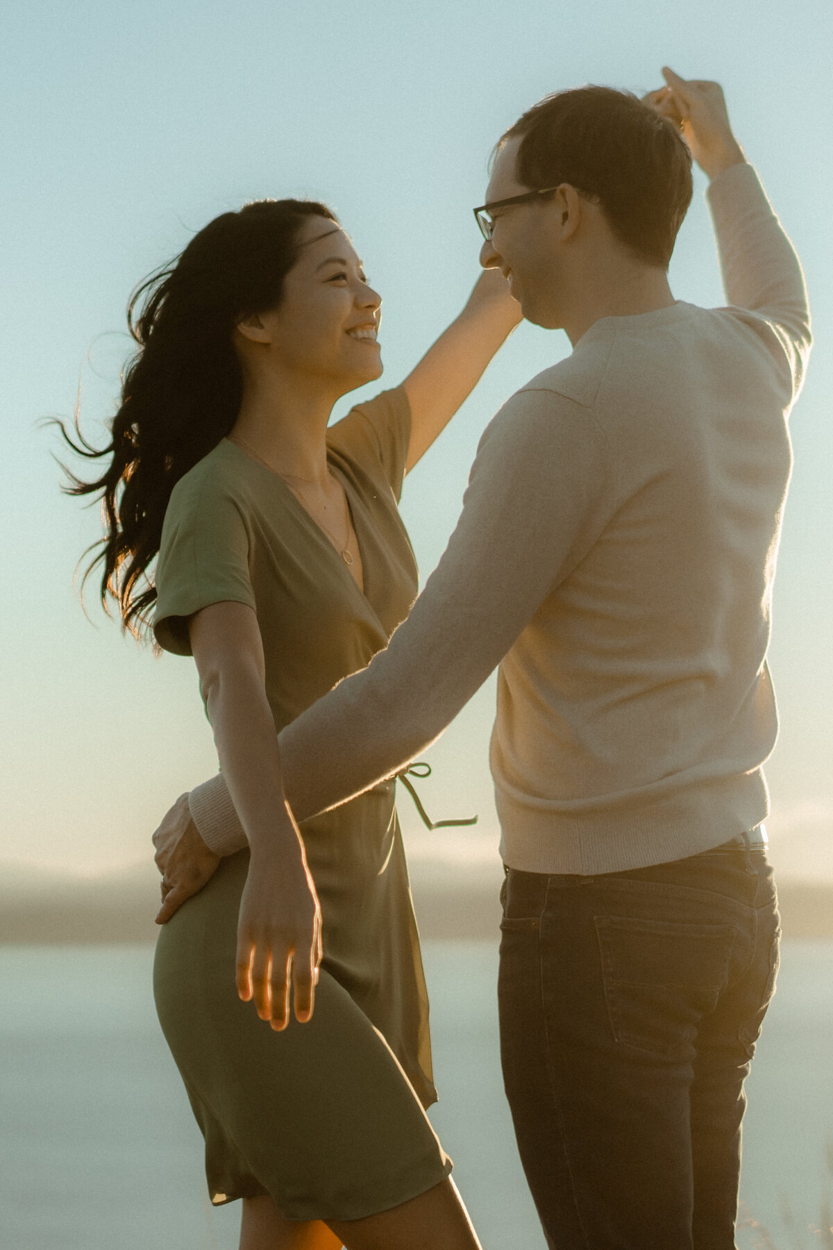 Jo-Dan-Discovery-Park-in-Seattle-Couple-Session-Amy-Law-Photography-10