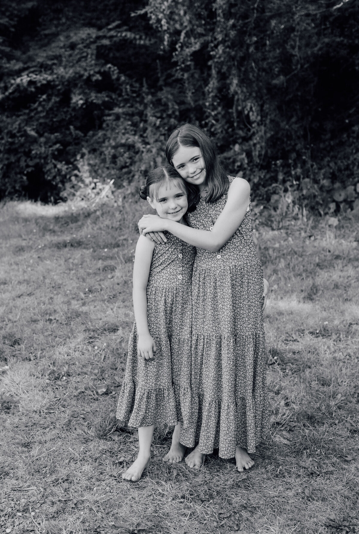 sisters-hugging-on-beach