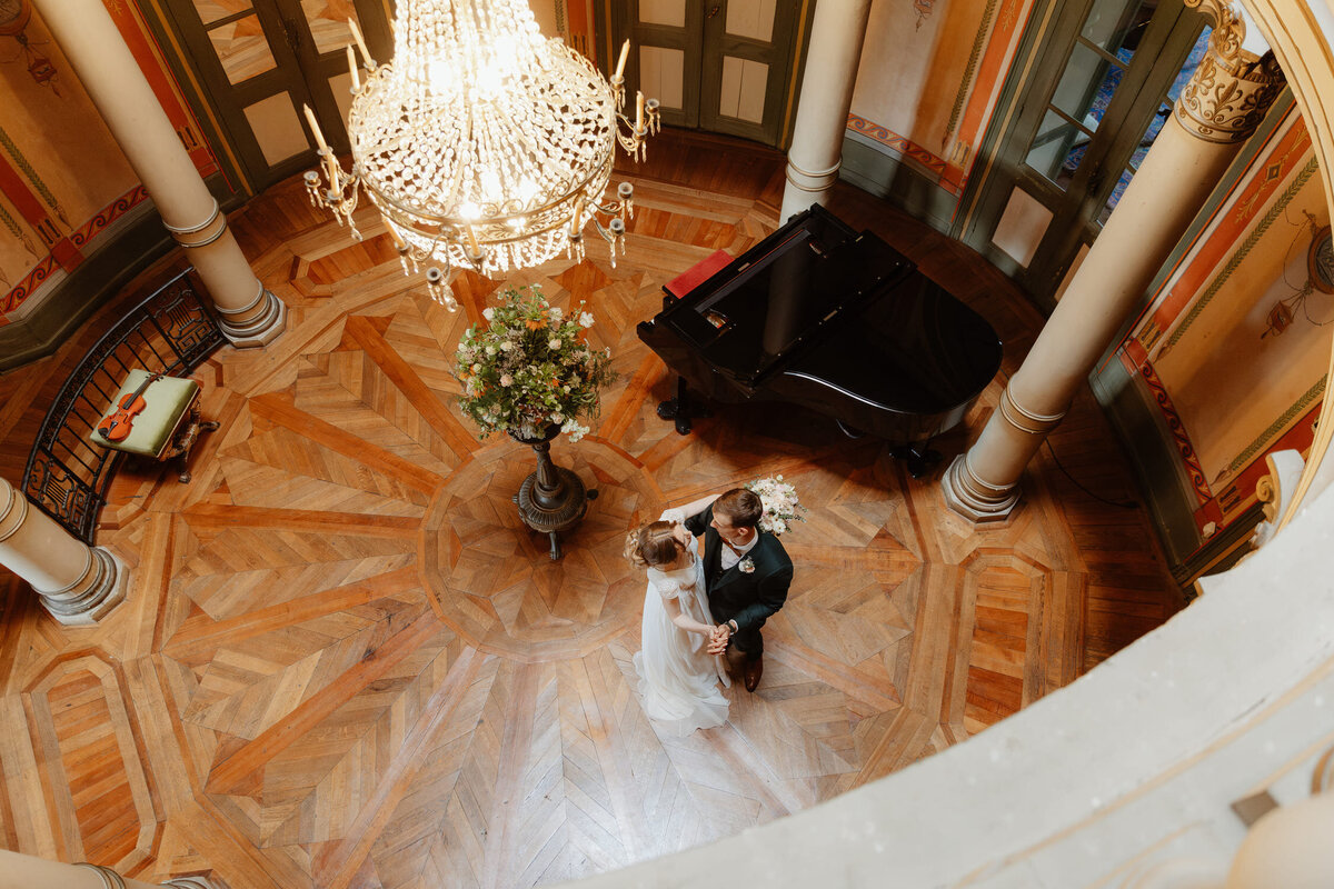 Elodie-et-Ludvik-mariage-couple-interieur-chateau6