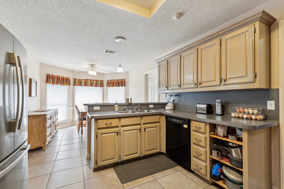 6419_shadow_lane_dallas_tx_kitchen_-_spacious_countertops_with_custom_cabinetry_and_eat-in_breakfast_bar_-_haven_realty_group