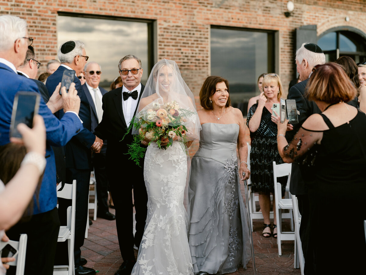 libertywarehouse-newyorkwedding-weddingwithaview-felixfeyginphotography-026