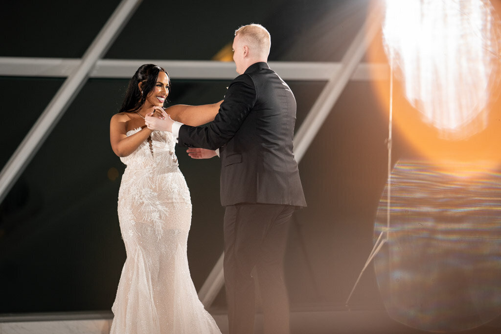143-Milwaukee-Art-Mueseum-Wedding-Lauren-Ashley-Studios