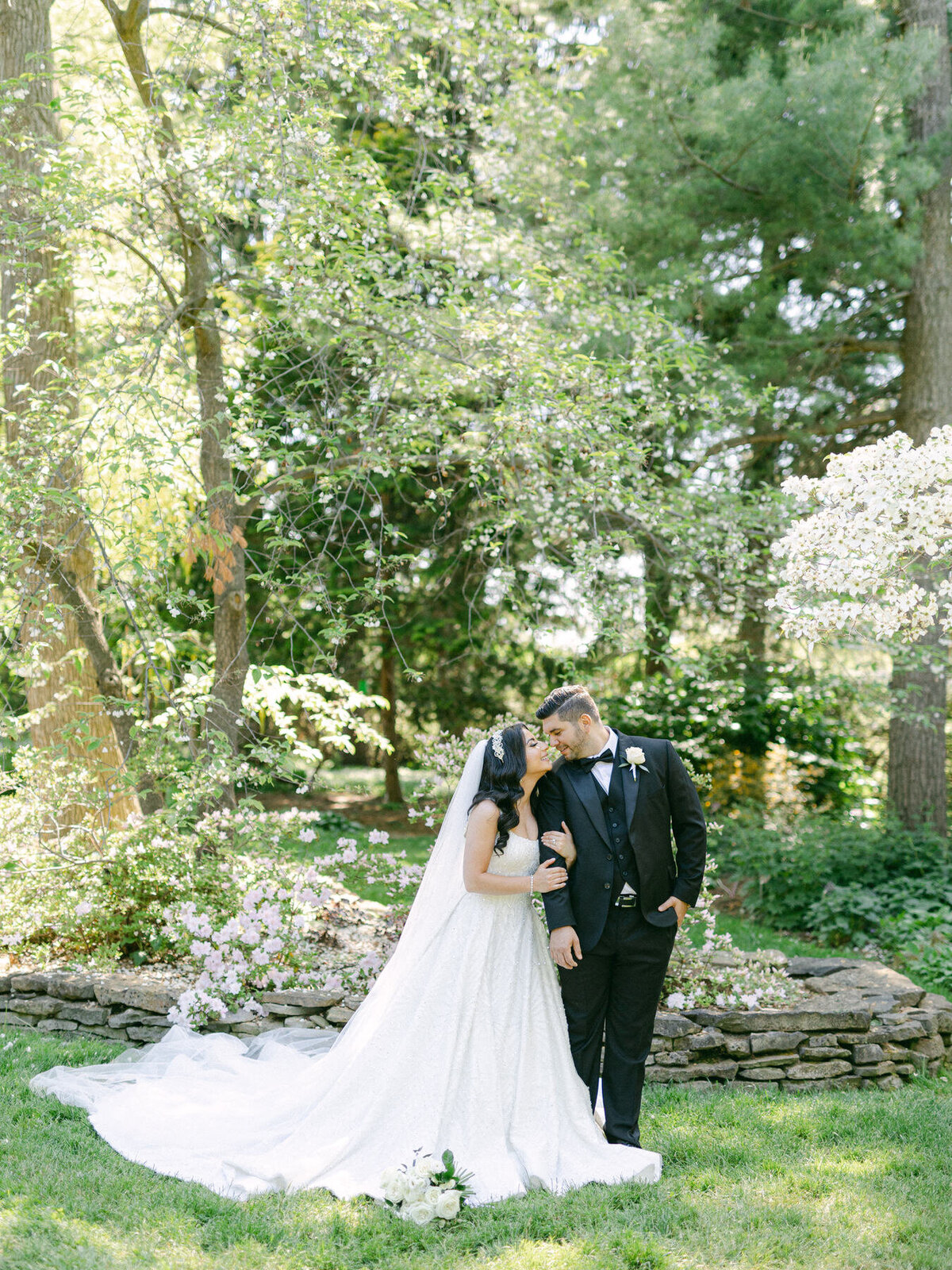 RomanticPortraitofBride&GroomInNiagaraOnTheLake