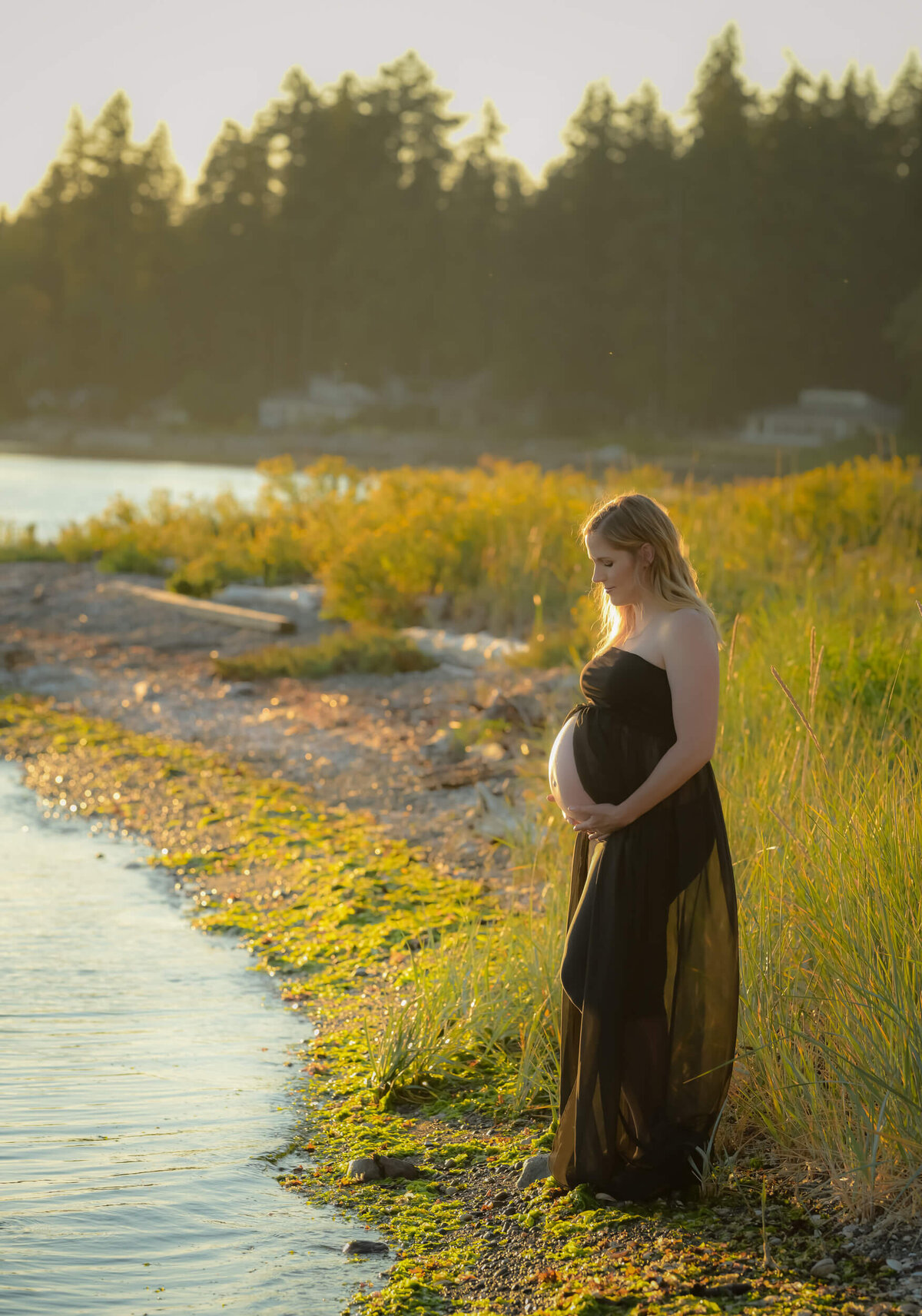 maternity session a beach at sunset photographed by E.Benecki Photography.