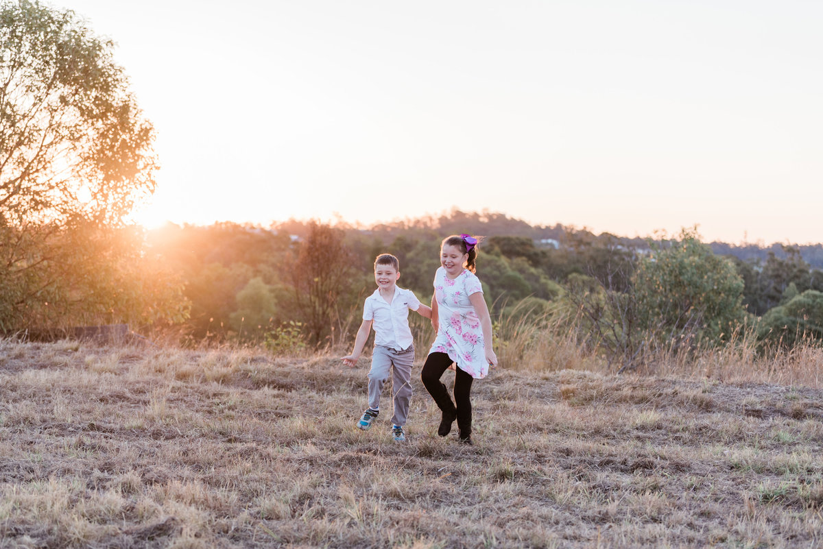 relaxed-family-portraits-sunset-grassy-field-sprinfield-brisbane-lead-images (8 of 12)