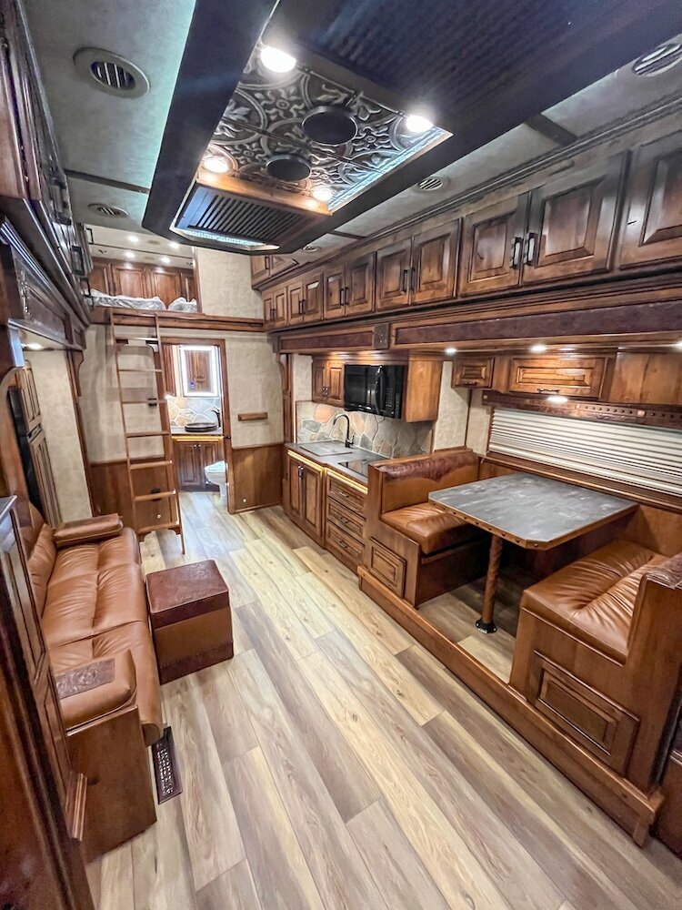 luxury-living-quarter-horse-trailers-trail-boss-conversions-living-areas-21