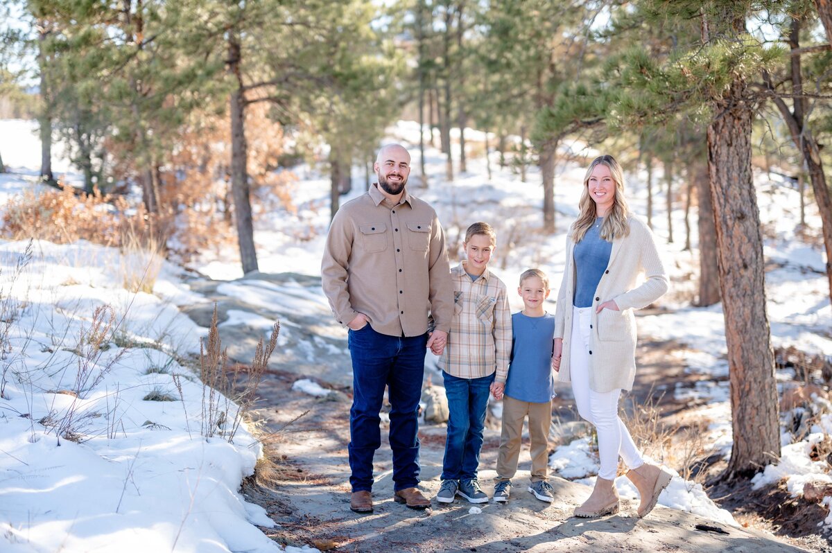 Colorado-Springs-CO-Ute-Valley-Pine-Tree-Christmas-Mini-Session-Magnolia-and-Grace-Photography-Co-CourtneyG-# (1)-3
