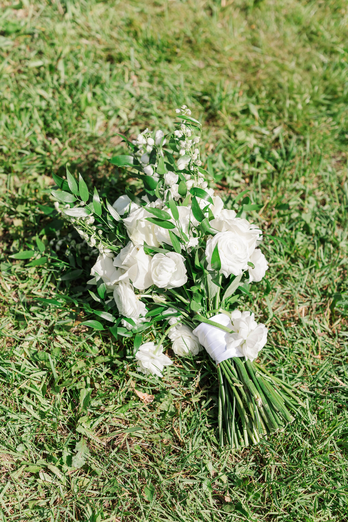traverse-city-wedding-photographer-northern-michigan-bride-bouquet