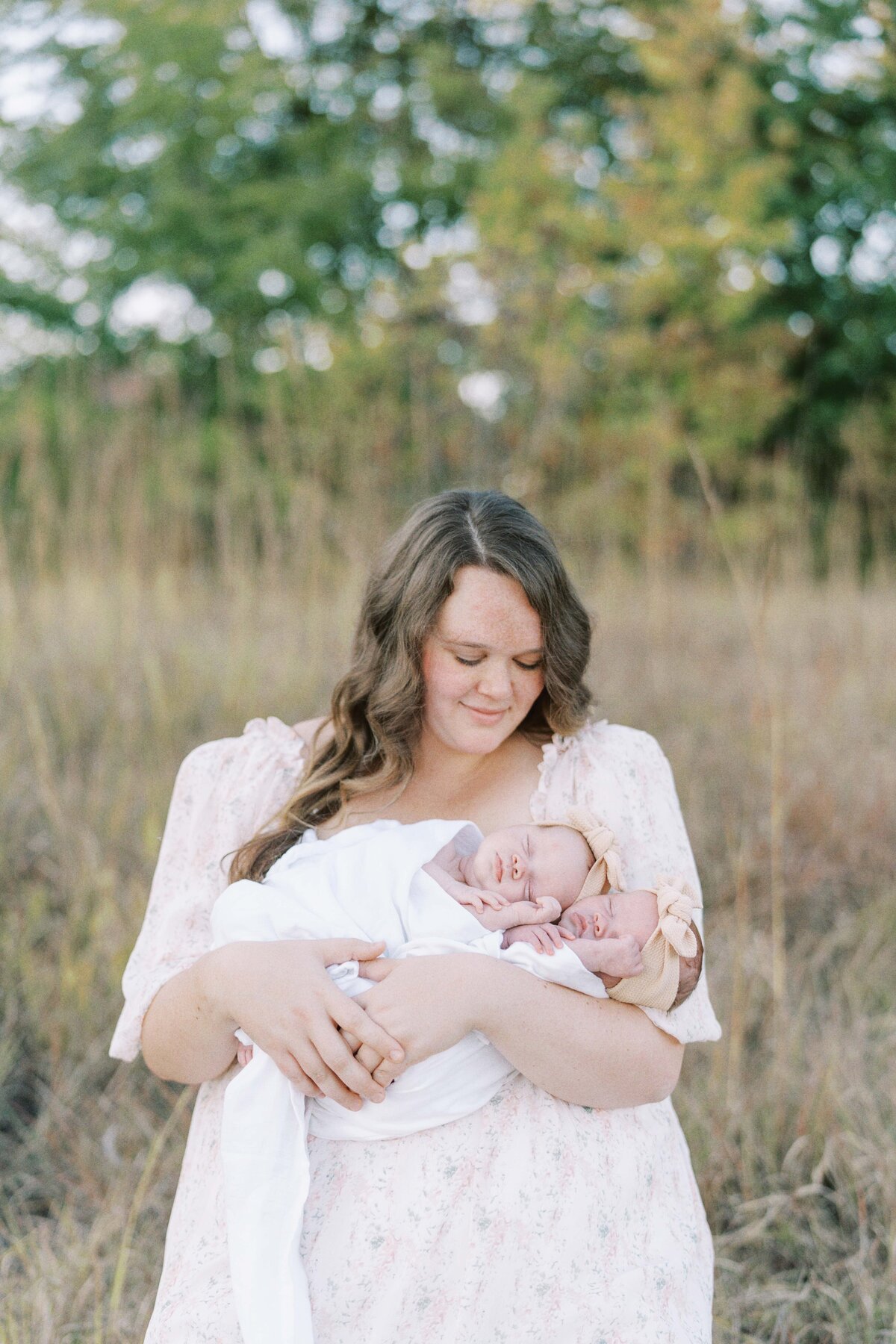mom holidng twin girls