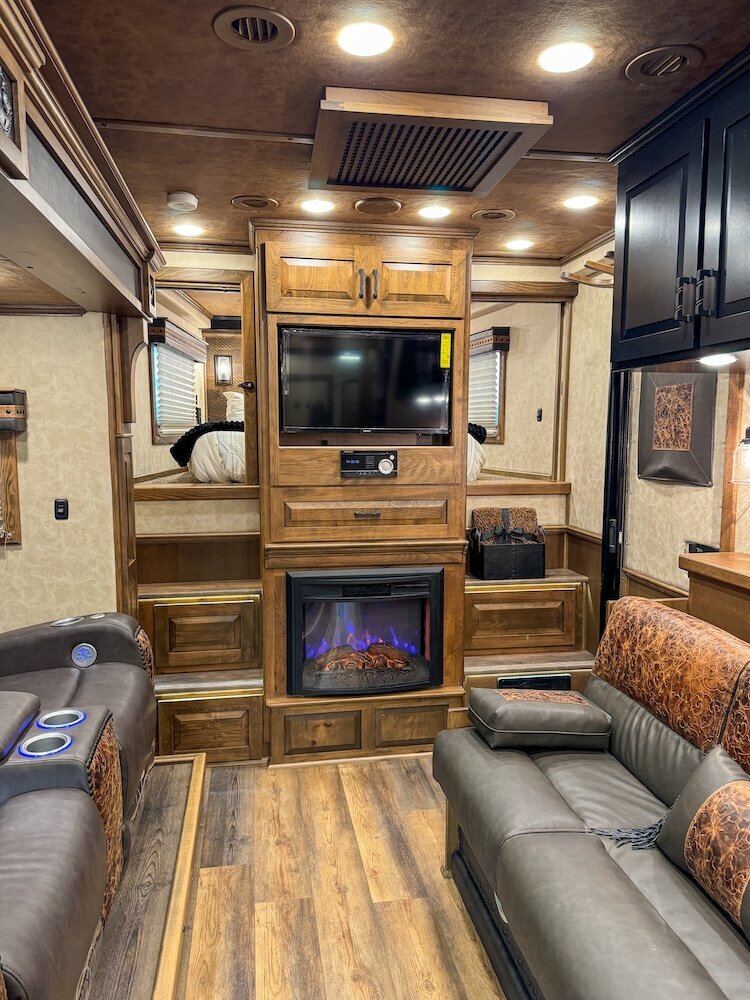 luxury-living-quarter-horse-trailers-trail-boss-conversions-living-areas-13