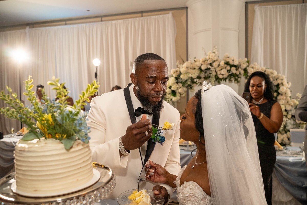 groom-feeding-bride-wedding-cake