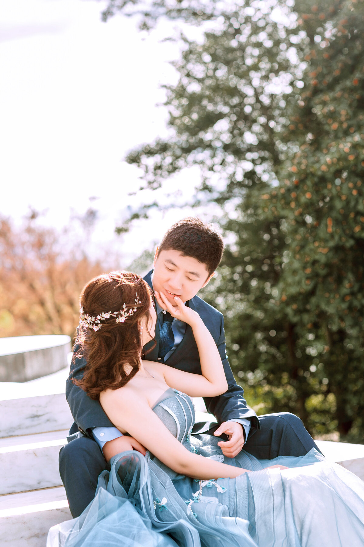 korean style bride and groom sit by the stair at Thomas Jefferson Memorial Washington D.C.