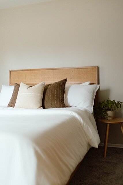 room bed close 