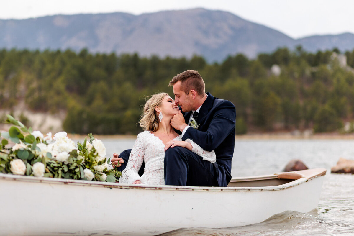 Colorado-canoe-lake-elopement