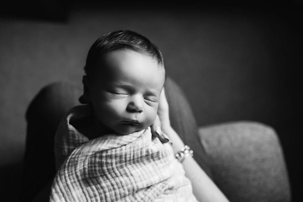 St-Louis-Park-Newborn-PhotographyFreddyHodgdon.6.5.23.30BW