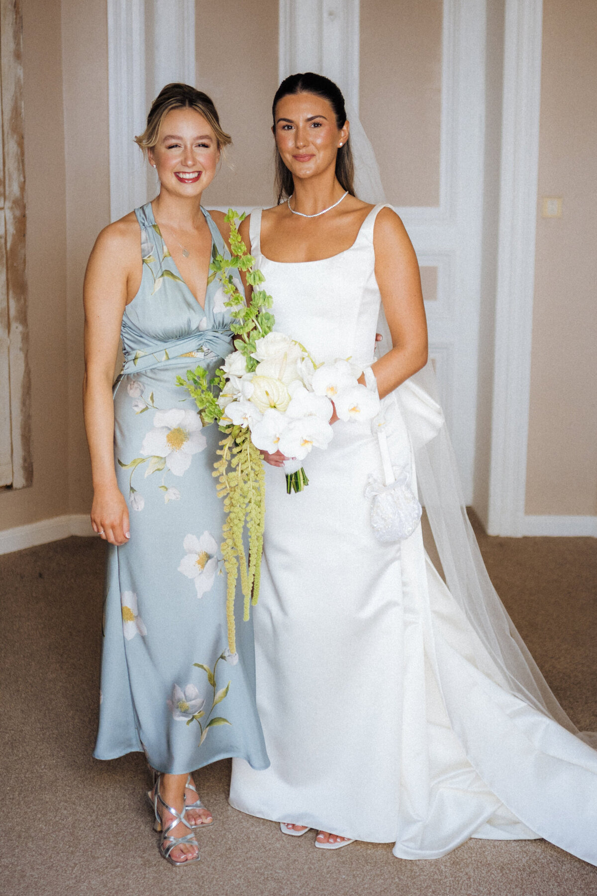 bride-with-bridesmaids-getting-ready-room-france18