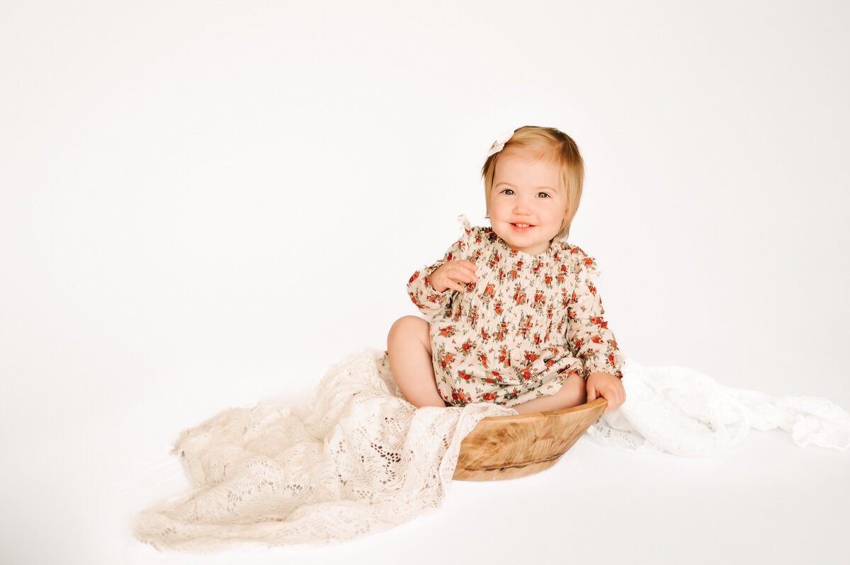 Springfield MO milestone and kids photographer Jessica Kennedy of The XO Photography of toddler girl laughing in bowl