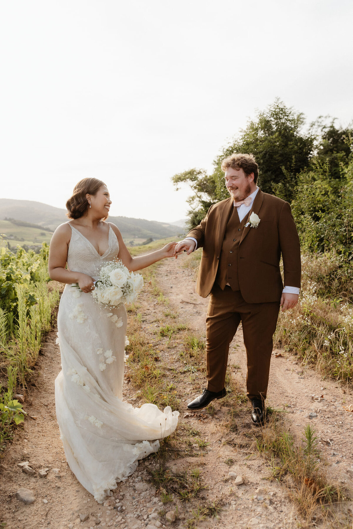 Christine-et-Valentin-couple-mariage-chemin-vignes1