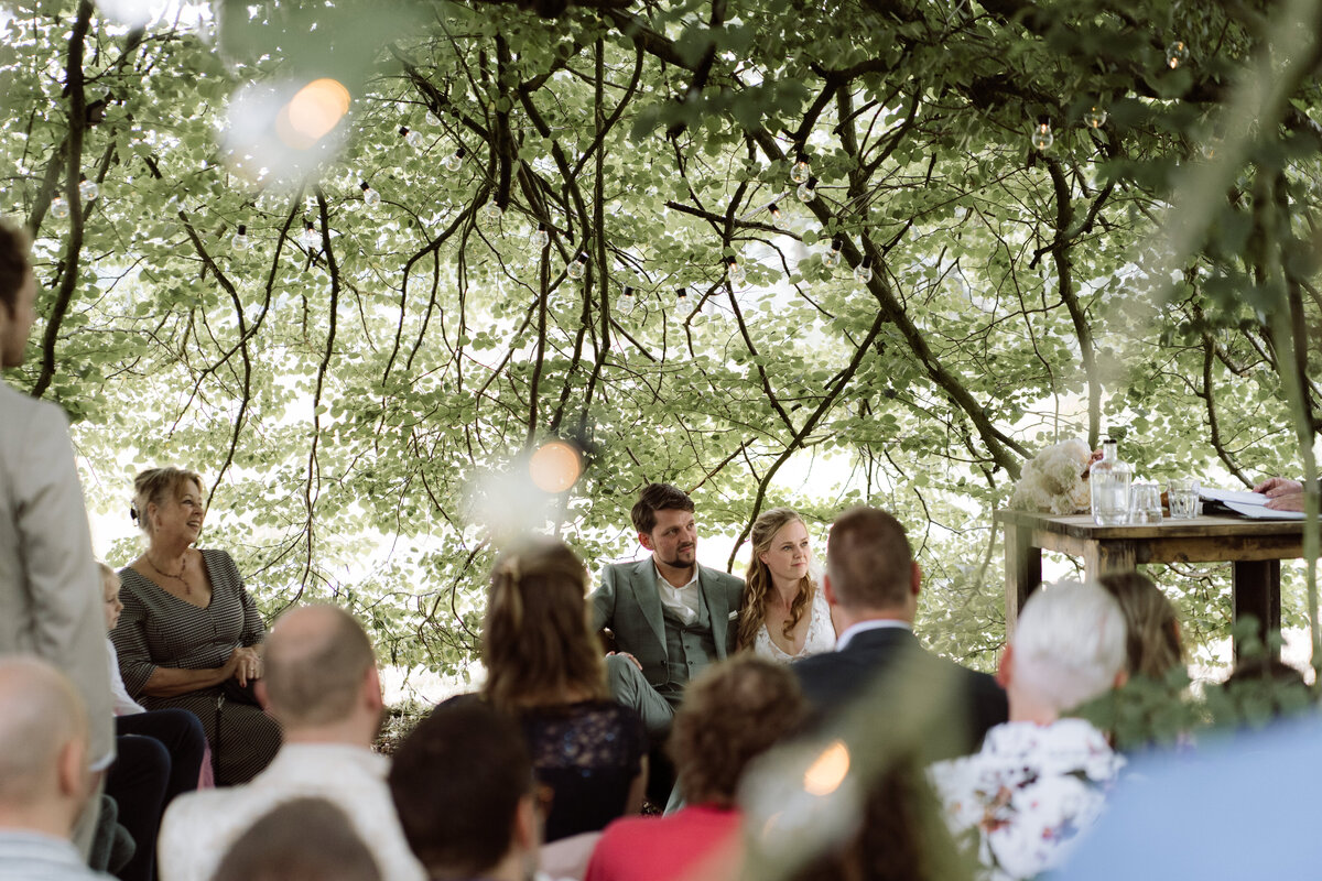 Ceremonie onder de boom. Bijzondere trouwlocatie. Trouwfotograaf Utrecht. 