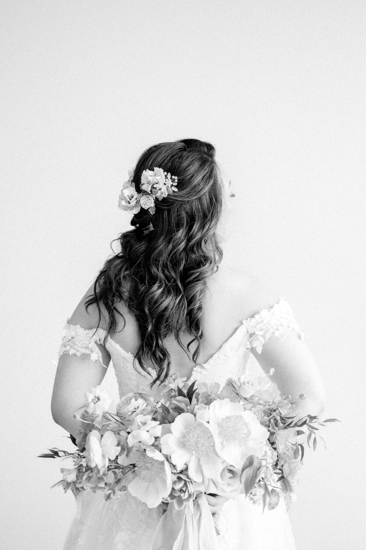 Le Belvedere-Bright-Spring-Floral-Wedding-Photography-by-Emma 22