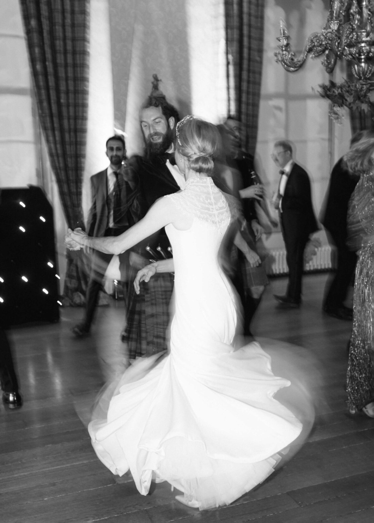 chloe-winstanley-wedding-scotland-scone-palace-bride-dancing