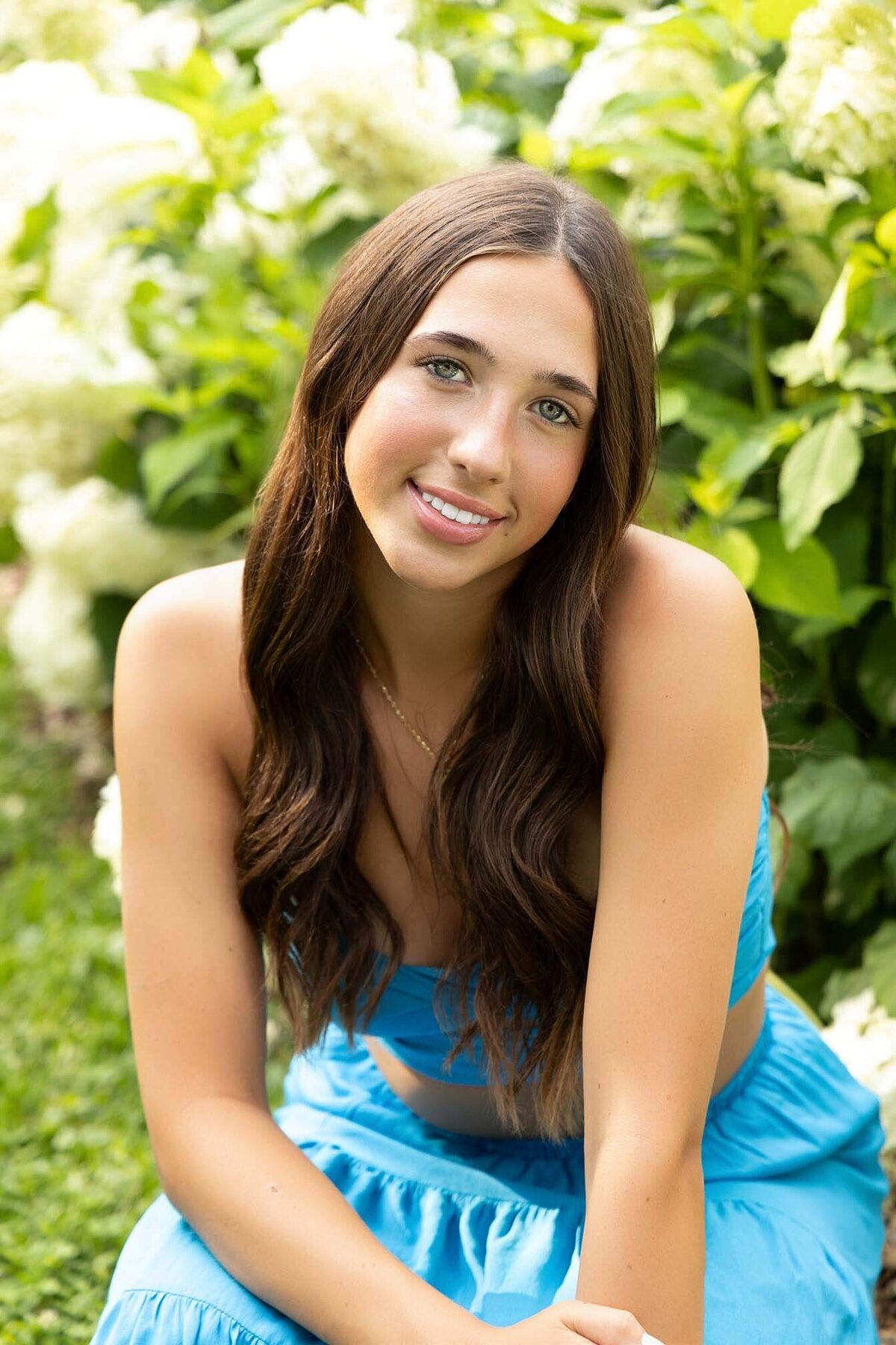 senior-girl-posed-in-park