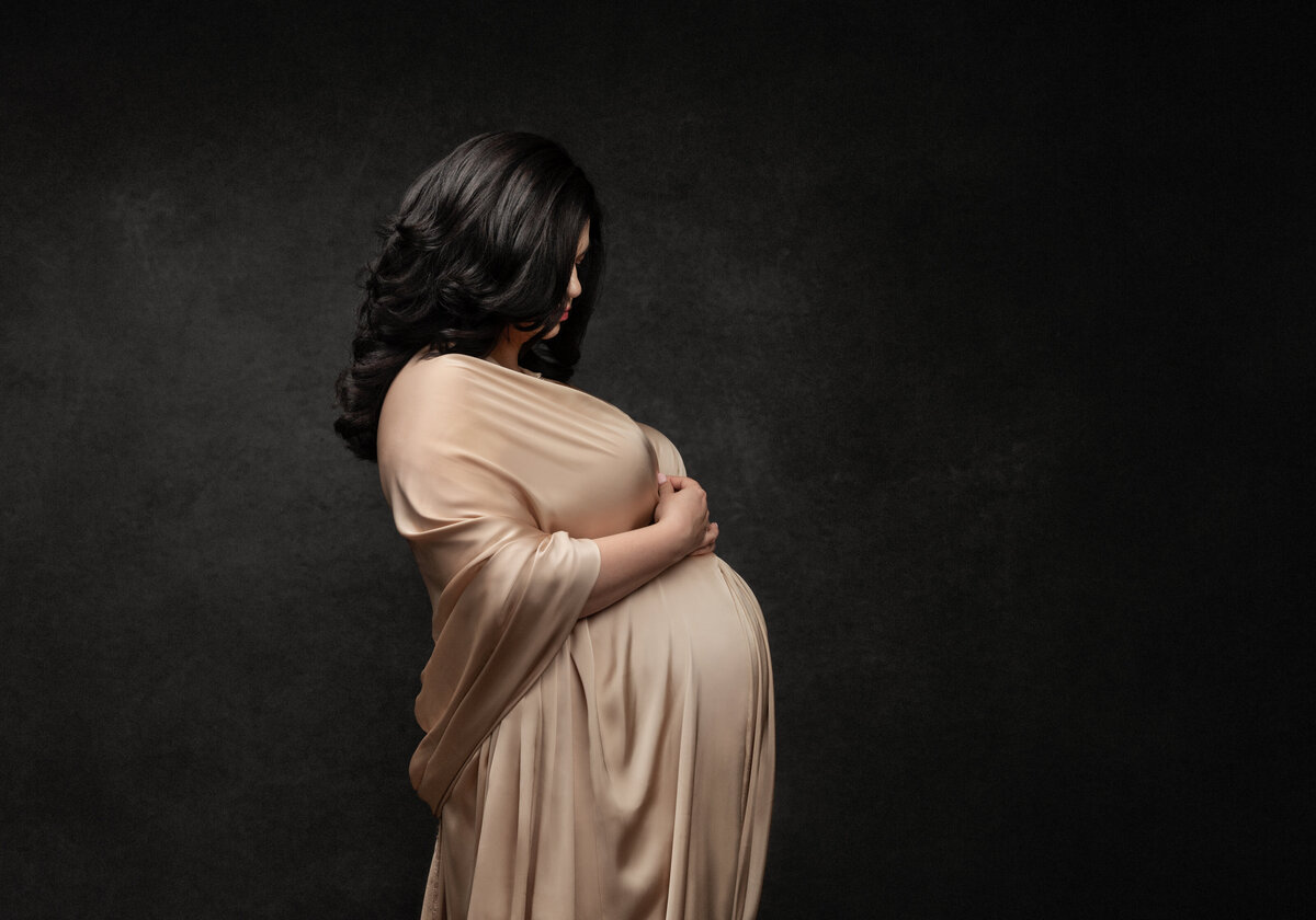 maternity-photo-woman-with-black-hair-2