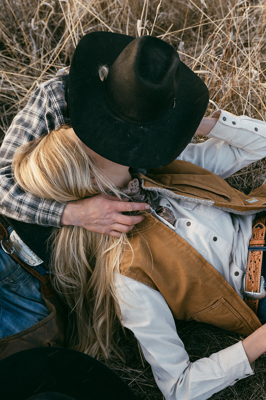 presley-gray-photo-montana-western-ranch-couples-photoshoot-2250