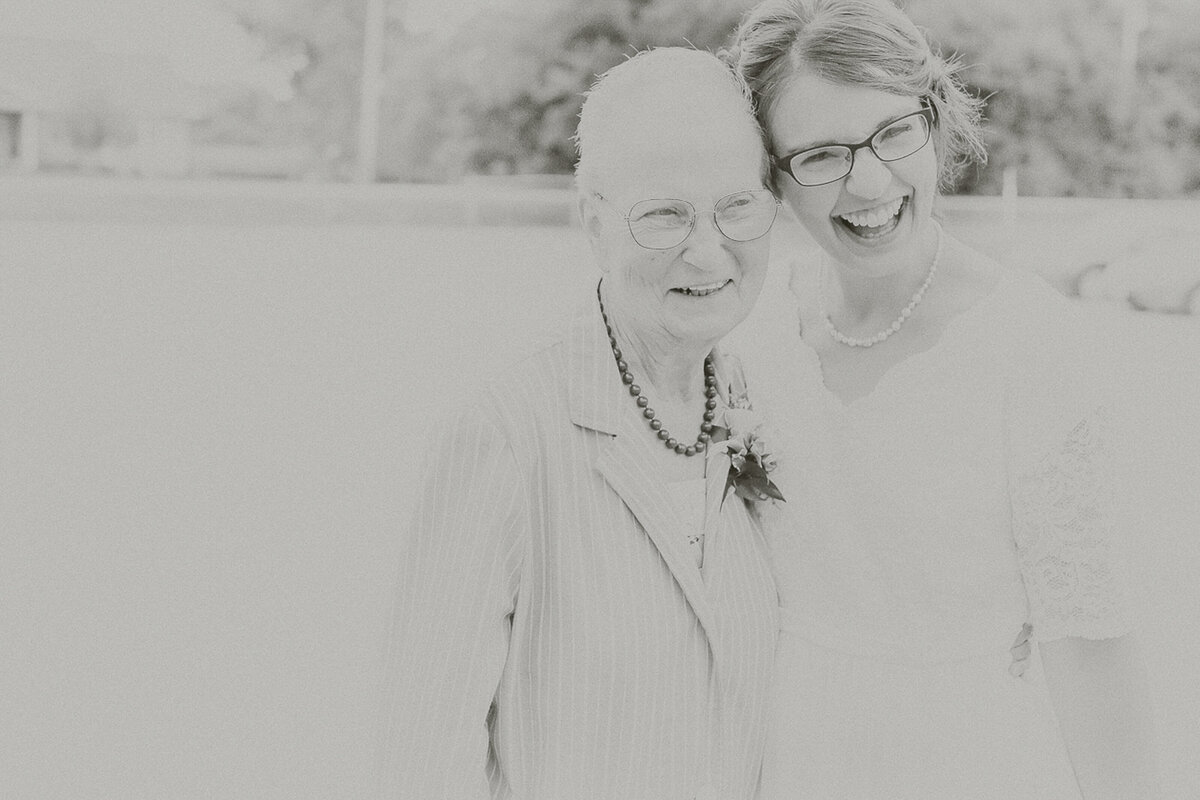 wedding family | Iowa wedding photographer | Iowa Photographer | Playlife | Cedar Rapids | Iowa City | Kalona | Alaynna Ann Schwartz-18