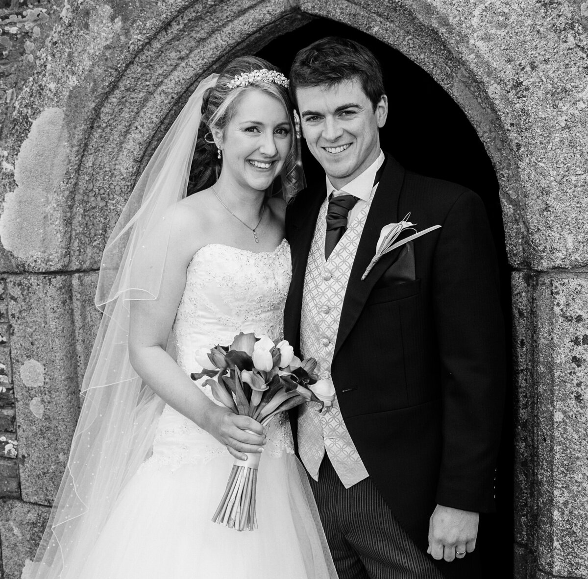 pro-story-photography_happy-couple-outside-wembury-church-just-married_wembury-church_wembury-bay_devon