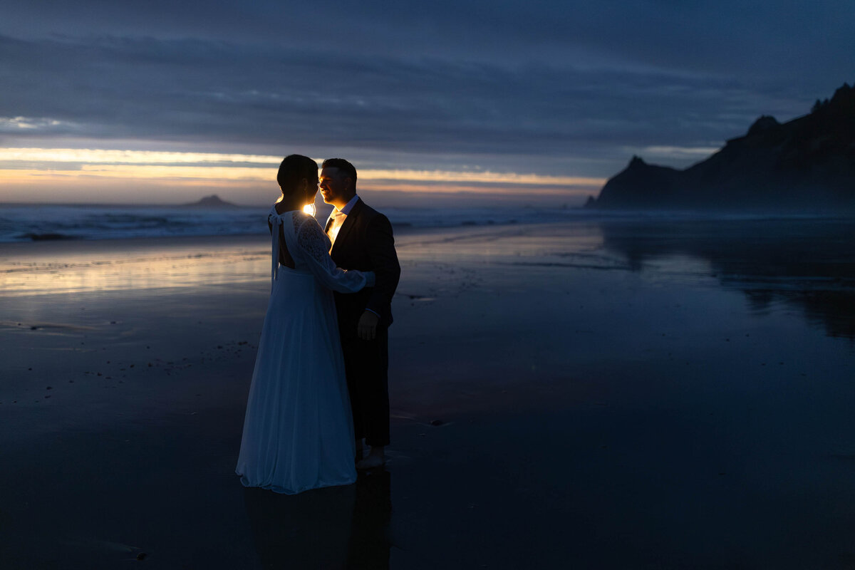 oregon-coast-elopement-lantern-blue-hour-18