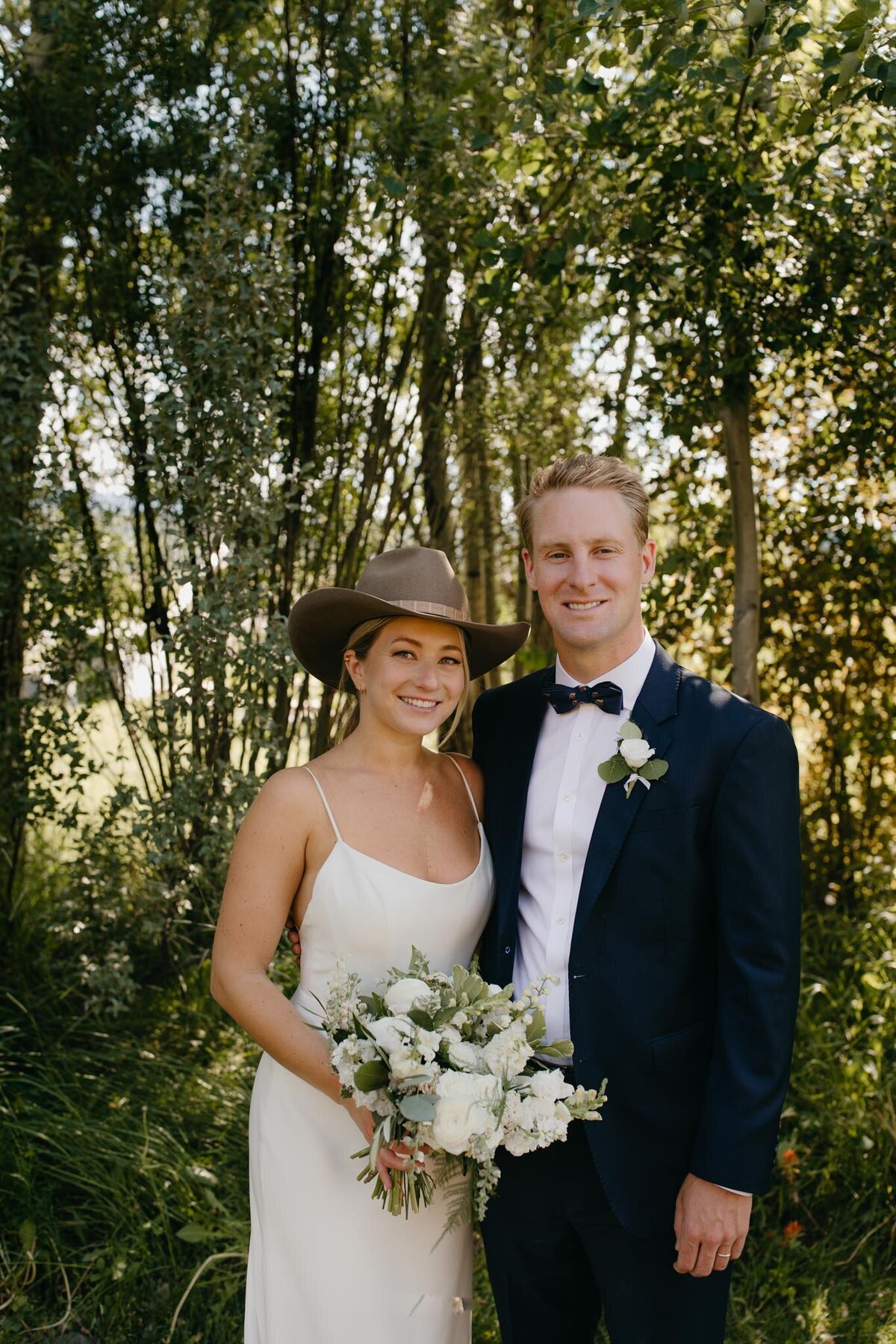 Bride-and-groom-western-hat-bridal-bouquet