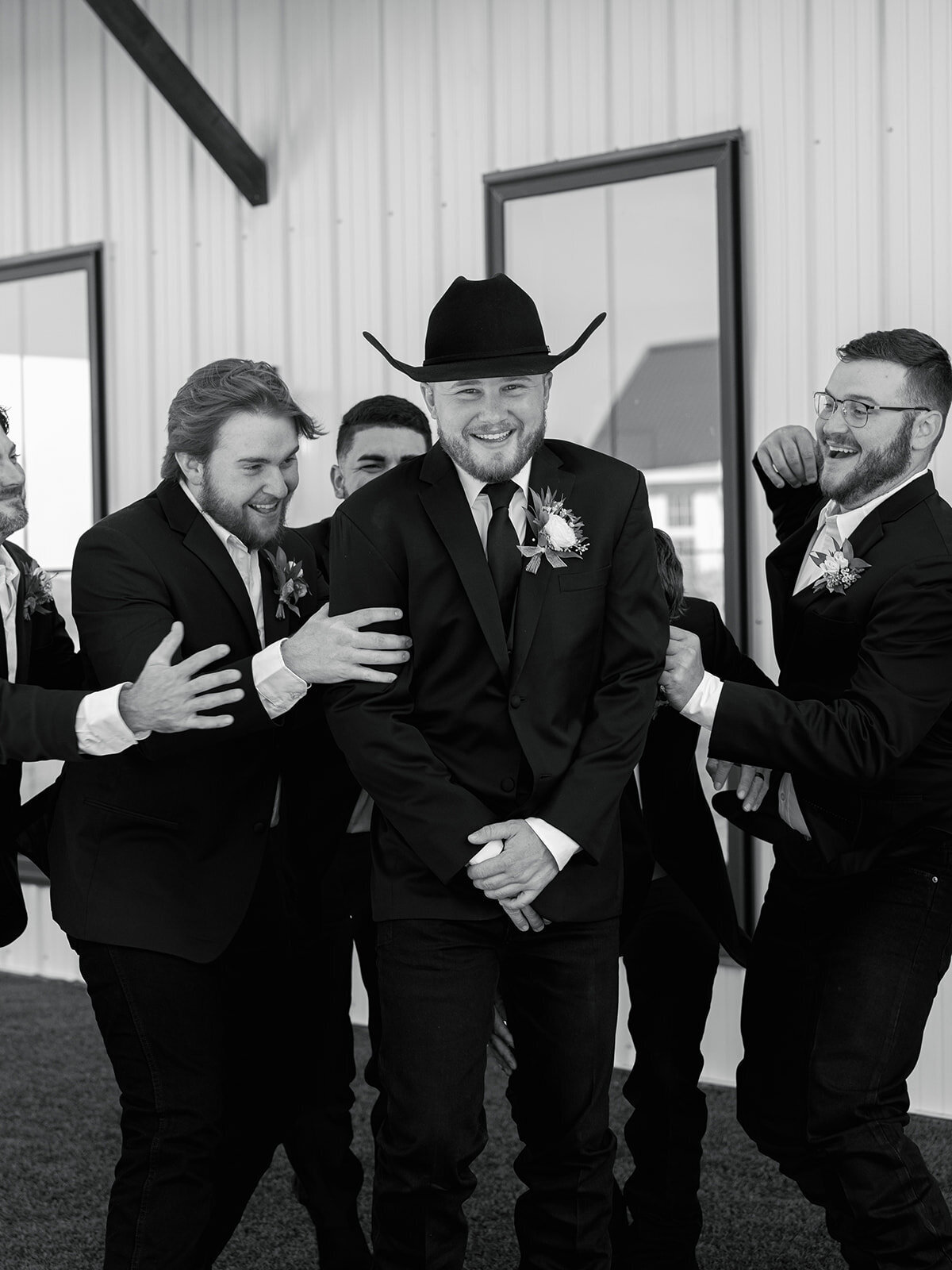 2025-10-11_DykesWeddingPreviews_MollyMurphyPhotography-28