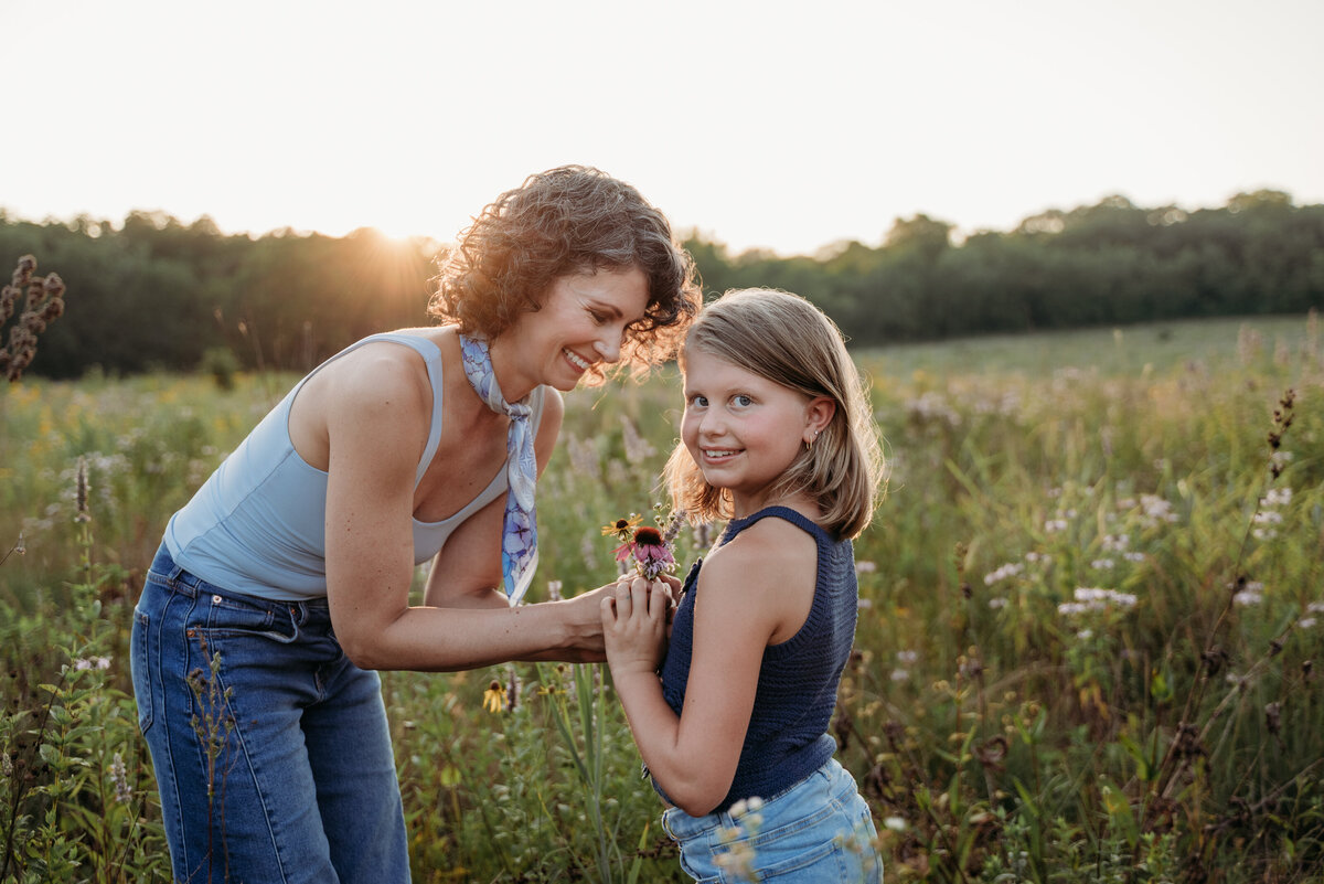 Mom and daughter pose ideas, St. Charles, IL