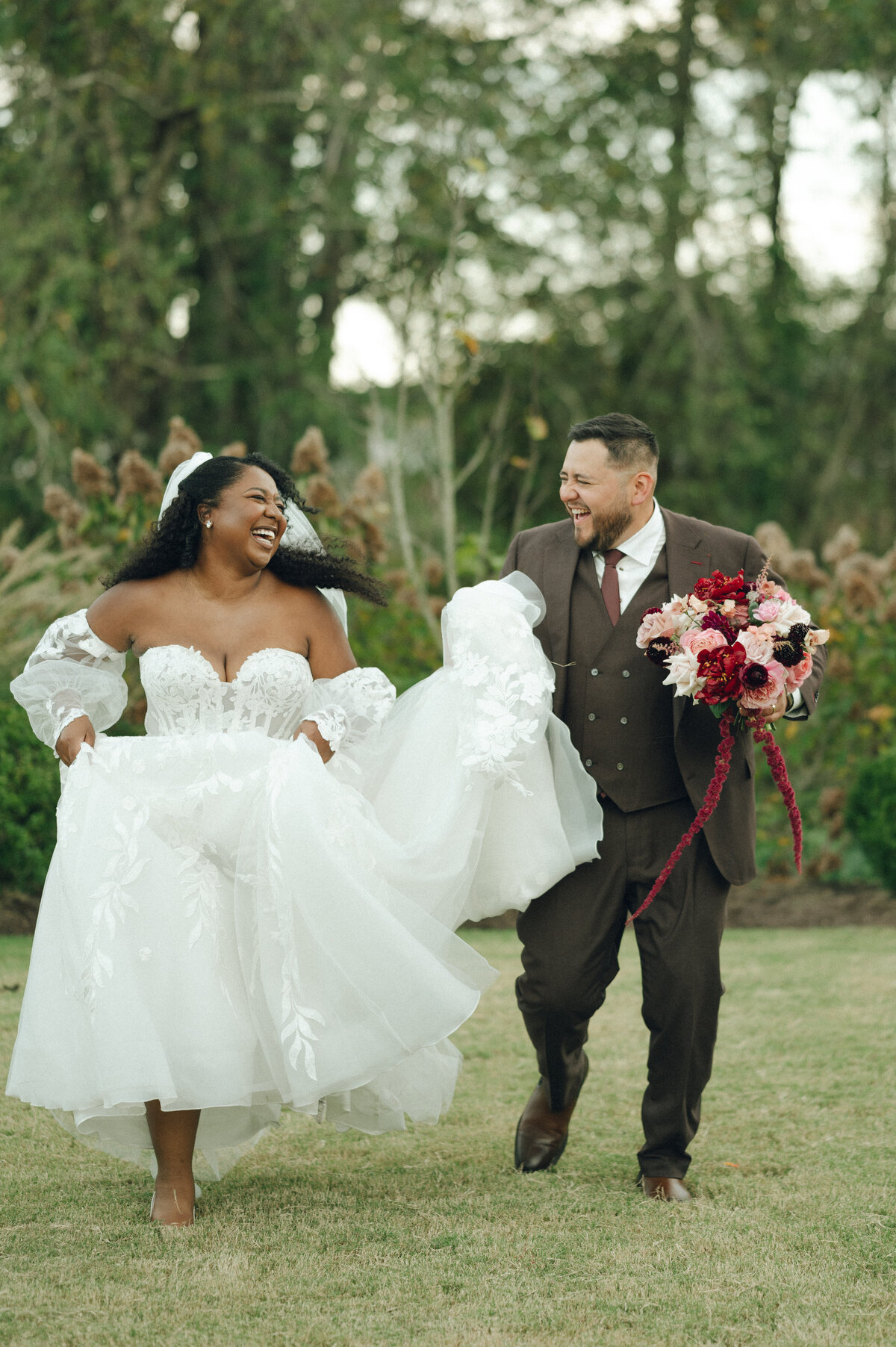 candid_wedding_running