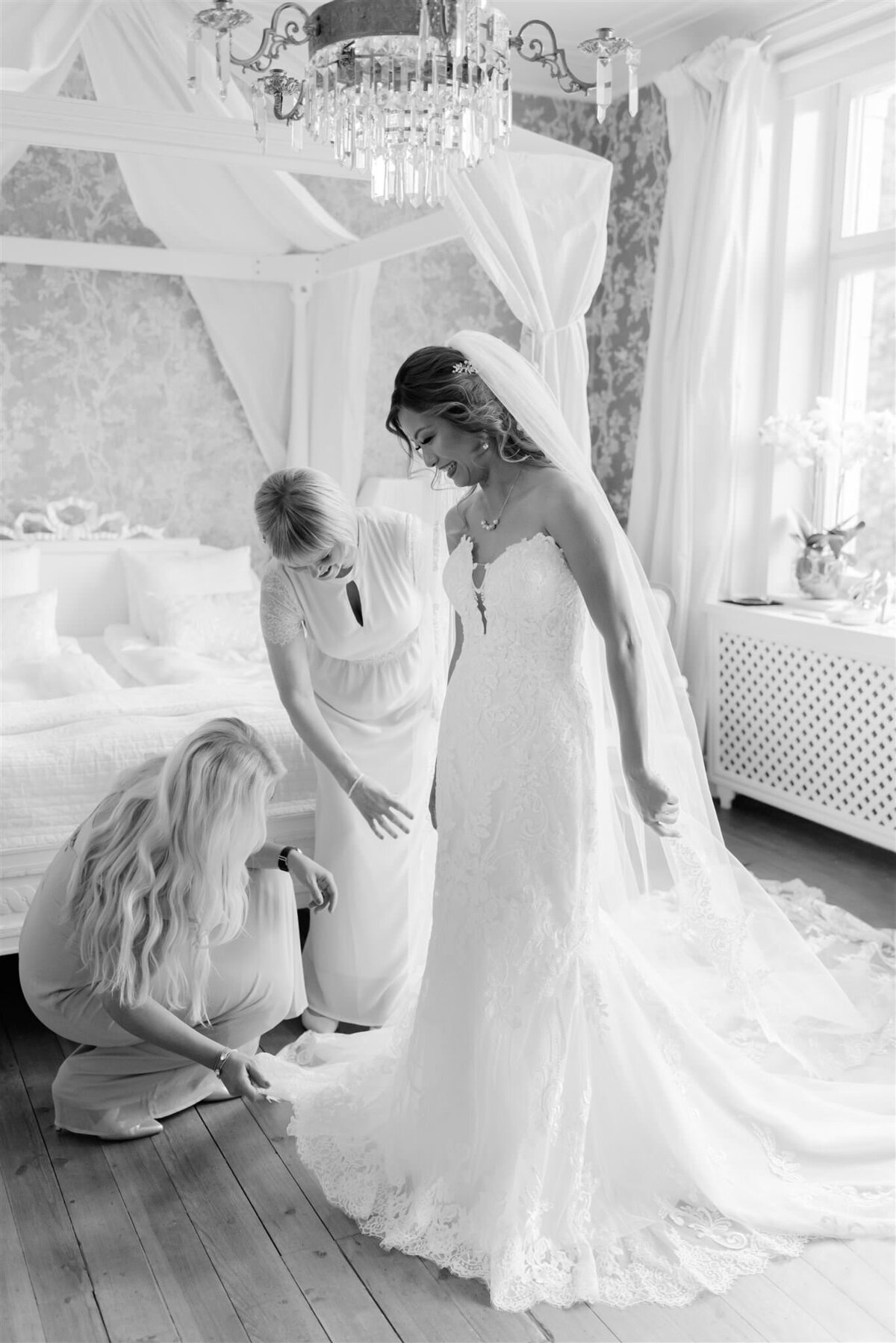Bröllopsfotograf i Stockholm helloalora Anna Lundgren klasssikt porträtt brud och tärnor i bröllopssviten destination slottsbröllop Rånäs Slott i Roslagen